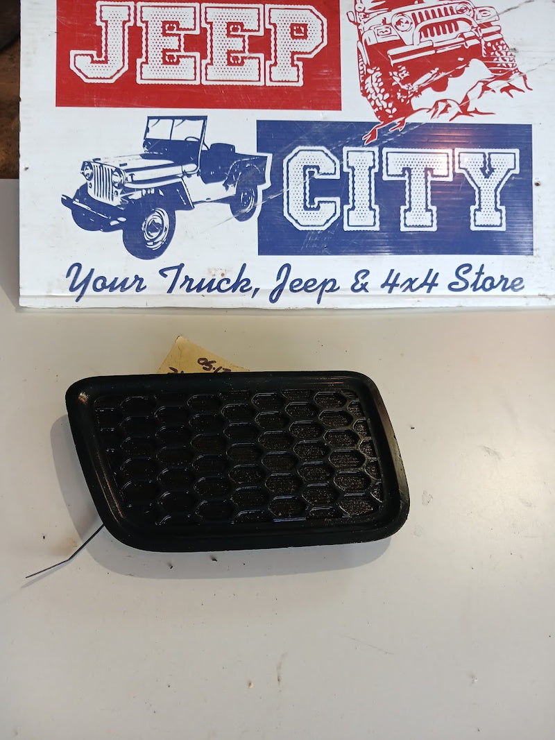 Lower Grille Bezel, Left Jeep Grand Cherokee WK2 68143099AC