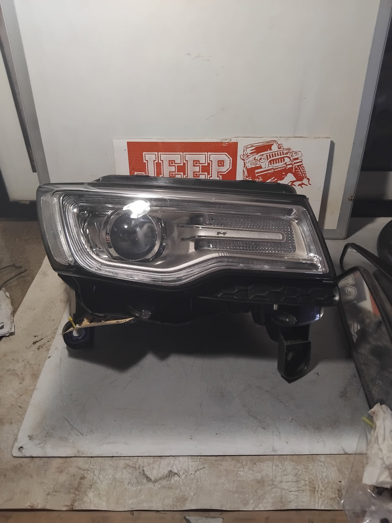 Headlight Xenon RHS Jeep Grand Cherokee 68144704AF 2015