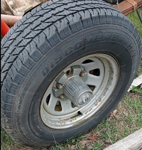 Wheel Tyre and Cap Set Jeep SJ Cherokee 6/5.5 x 4