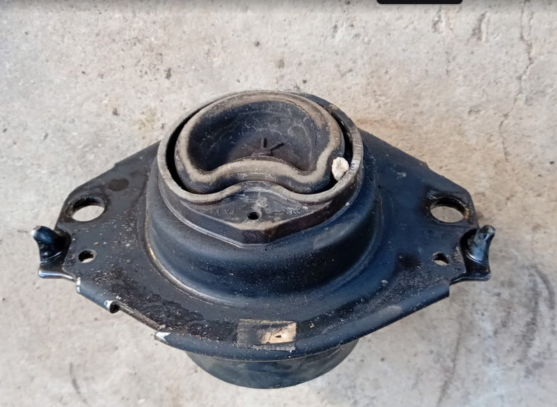 Engine Mount Isolator RHS Jeep WK2  68252523AA