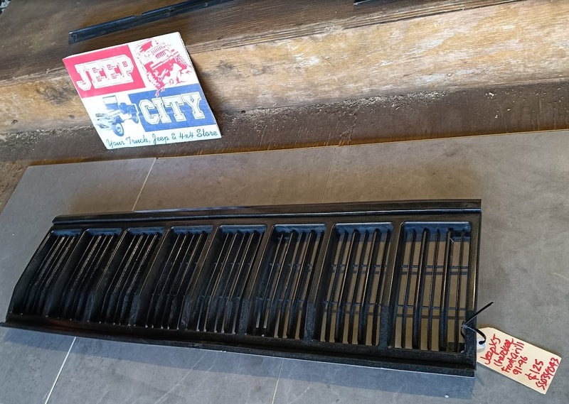 Grille Front Radiator Jeep XJ Cherokee 55034043