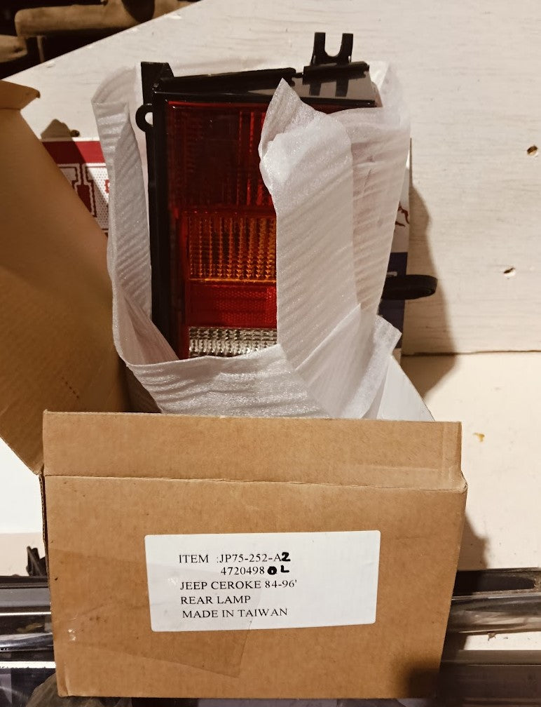 Tail Light RHR Jeep XJ Cherokee 4720498 OL