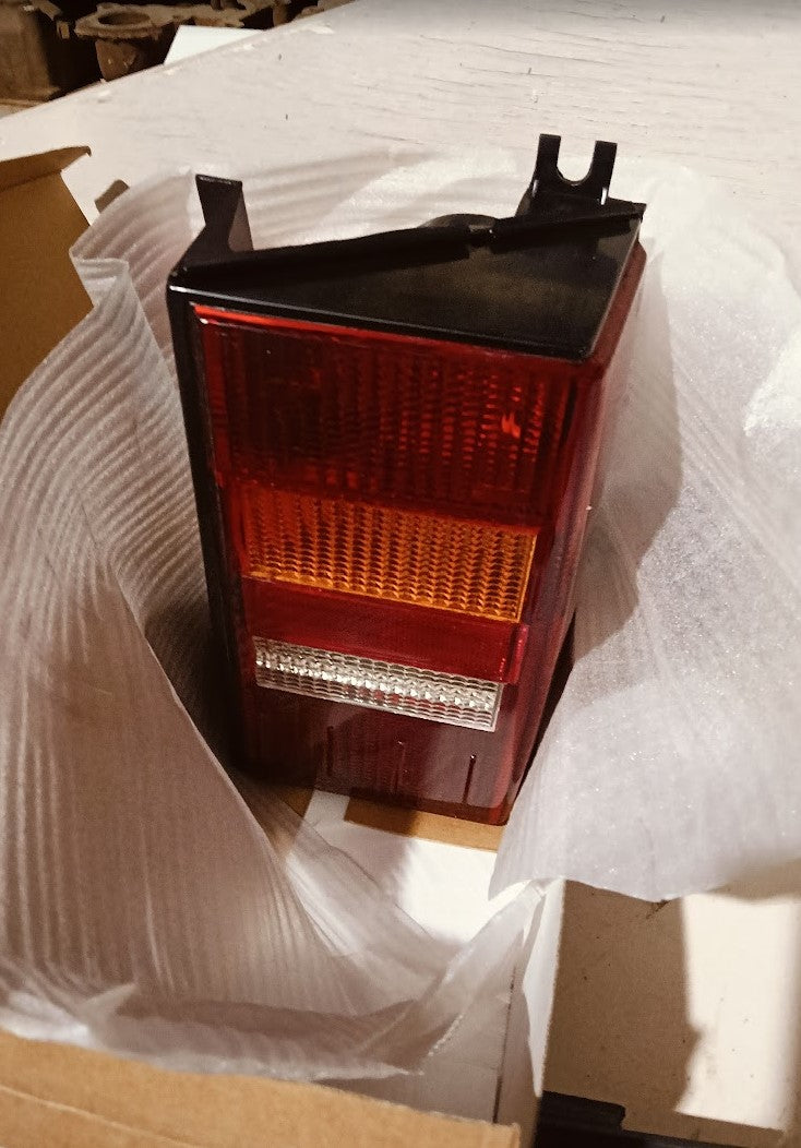 Tail Light RHR Jeep XJ Cherokee 4720498 OL