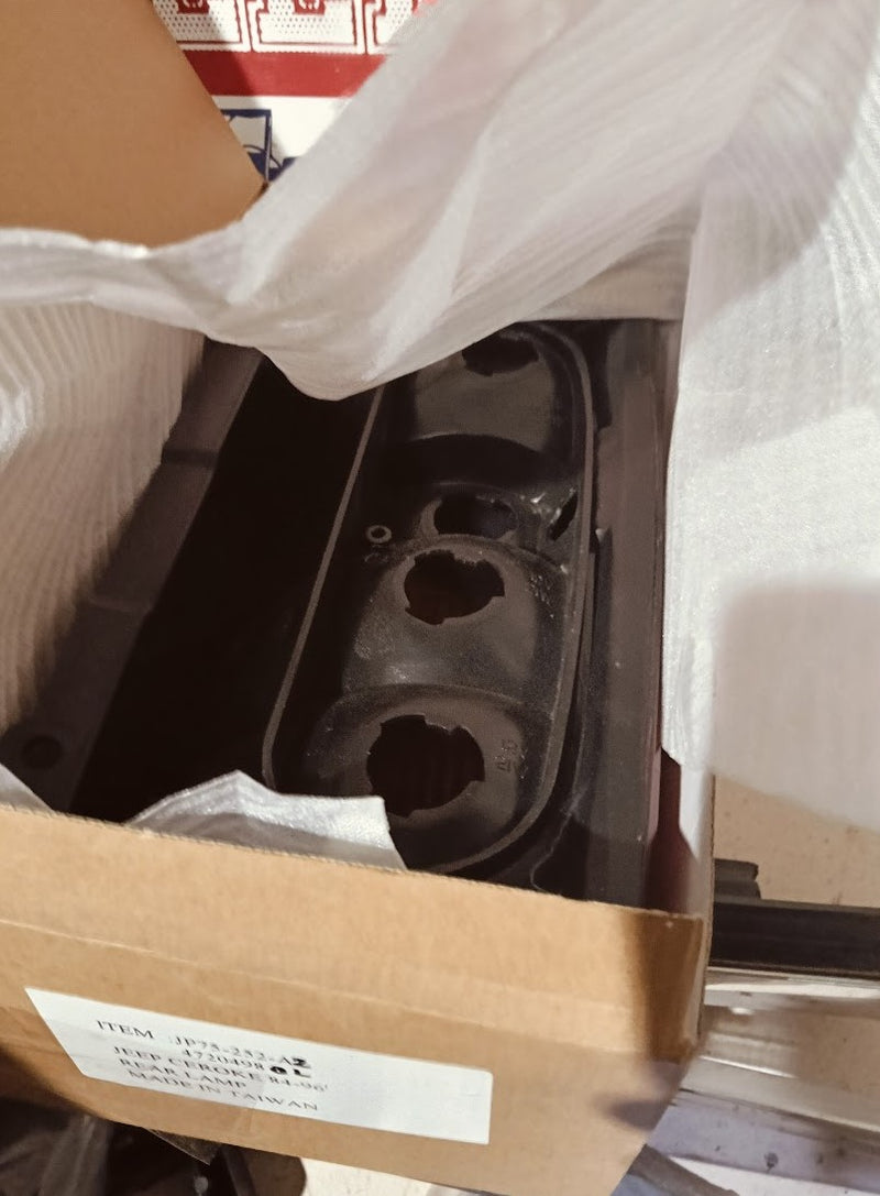 Tail Light RHR Jeep XJ Cherokee 4720498 OL