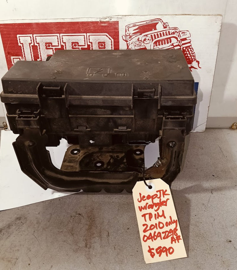 TIPM Fuse Box Jeep JK Wrangler 3.8L 2010 only 04692298AB w/bracket