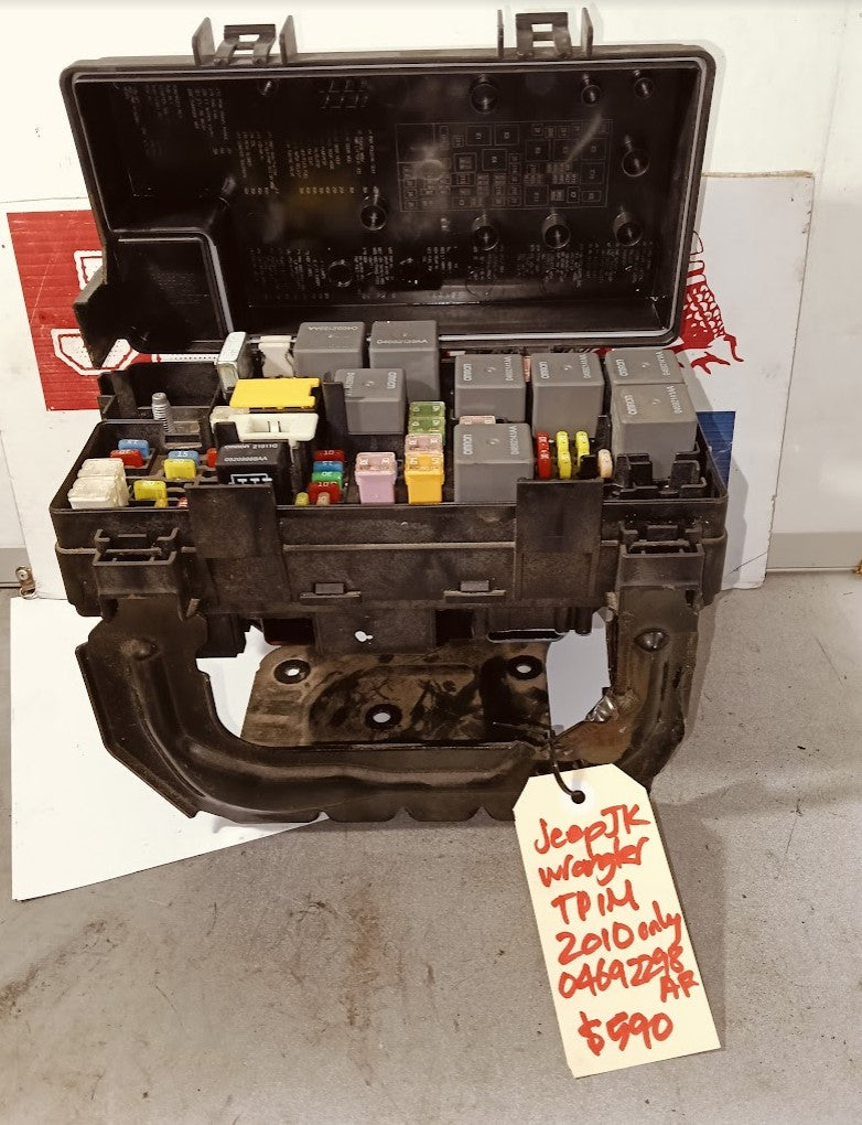 TIPM Fuse Box Jeep JK Wrangler 3.8L 2010 only 04692298AB w/bracket