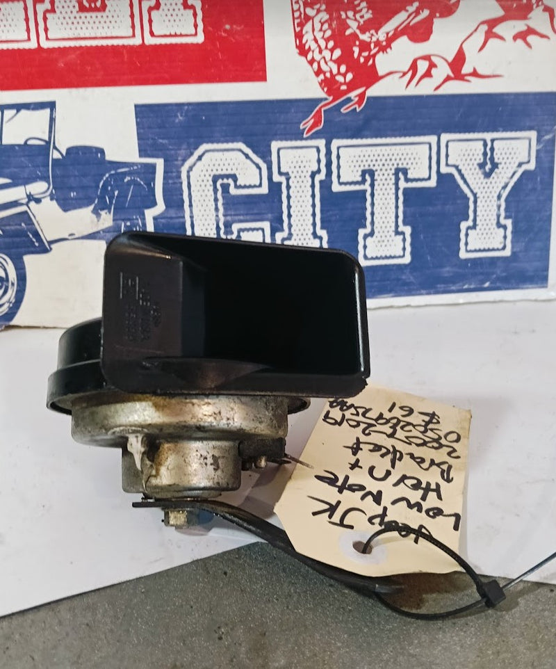 Horn Low Note & Bracket Jeep JK Wrangler 05026975AA